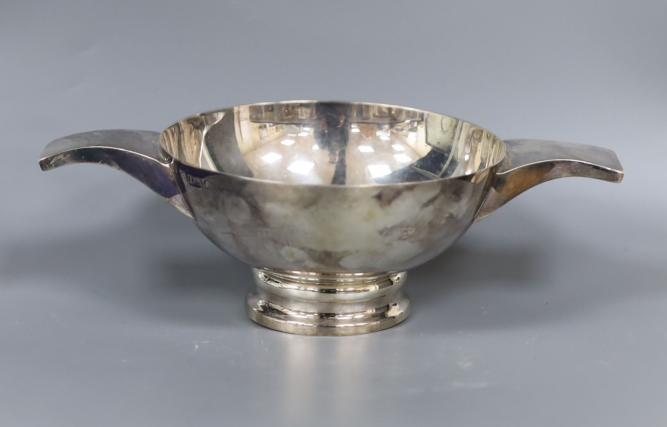 A cased modern silver quaich, by J.B. Chatterley & Sons Ltd, Birmingham, 1992, 20.6cm over handles, in fitted Gallagher box, 9oz.